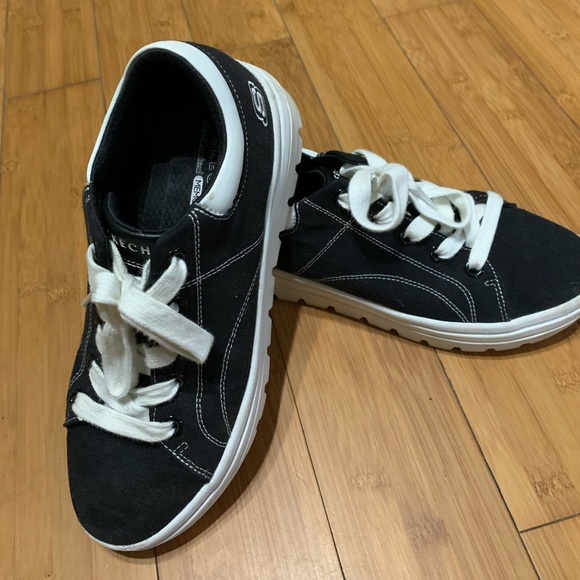 Skechers Shoes - Women’s Sketchers sneaker